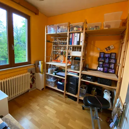 Atelier d’artiste organisé sur étagères, après