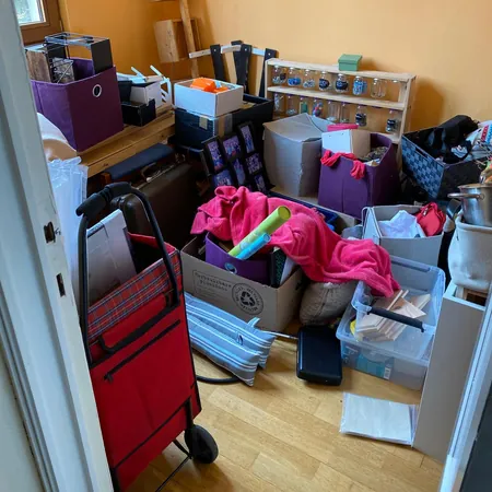 Débarras encombré de boîtes, avant