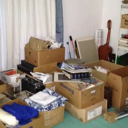 Pièce encombrée de cartons, avant