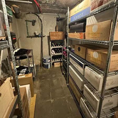 Cave organisée sur étagères, après