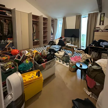Chambre d’adulte encombrée, avant