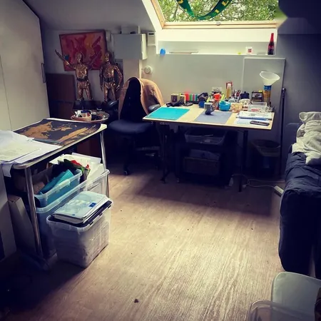 Studio étudiant rangé avec coin bureau, après