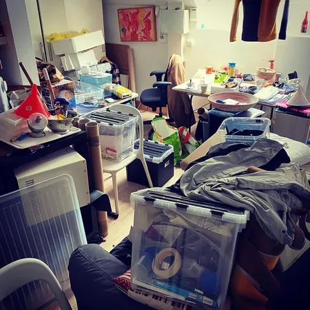Studio étudiant encombré, avant