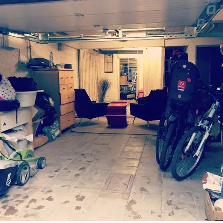 Garage dégagé avec coin yoga et fauteuils, après