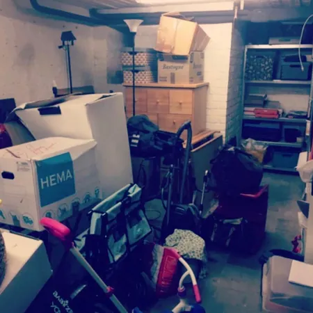 Garage encombré de cartons et de vélos, avant