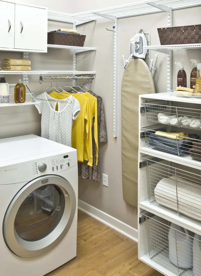Buanderie rangée : étagères ouvertes, paniers et linge suspendu