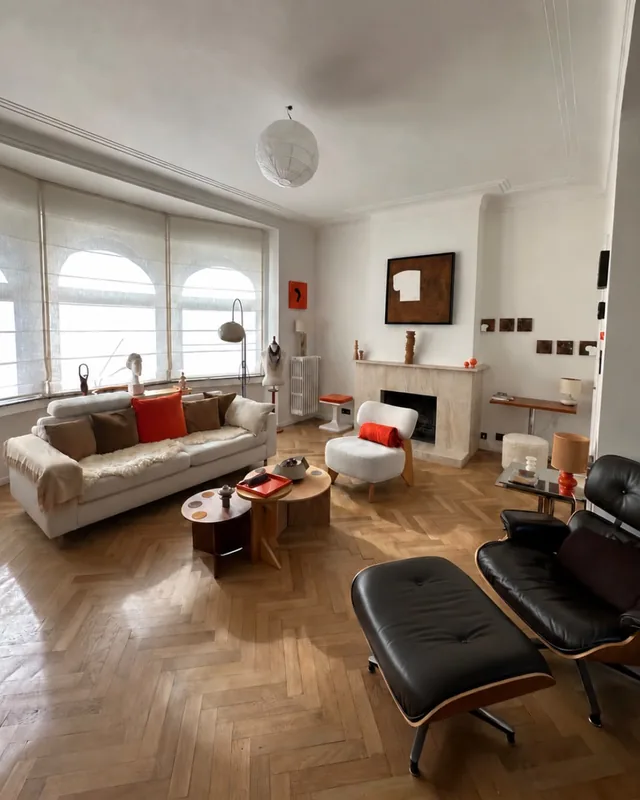 Salon lumineux mis en valeur, parquet en chevrons et cheminée